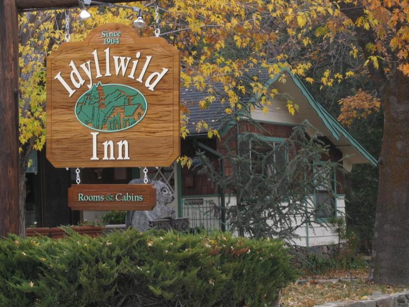 爱德怀Idyllwild Inn的房屋前的khillock旅馆标志