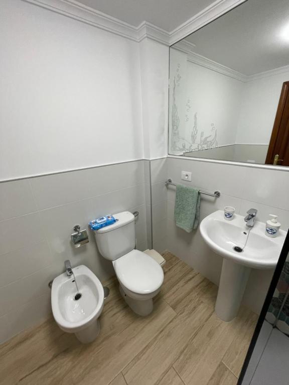 加尔达尔Precioso apartamento en residencial con piscina cerca de la playa的白色的浴室设有卫生间和水槽。