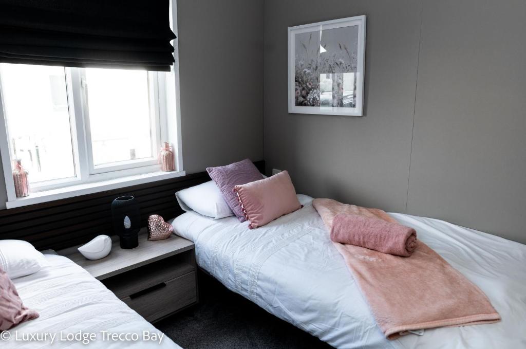 波斯考尔Holiday Lodge 6的一间卧室设有两张床和两个窗户。