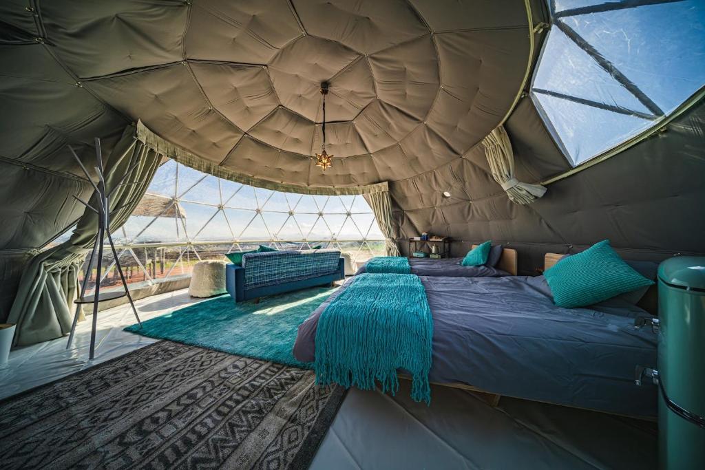 仓敷OKAYAMA GLAMPING SORANIA - Vacation STAY 20221v的帐篷内的卧室,配有一张床