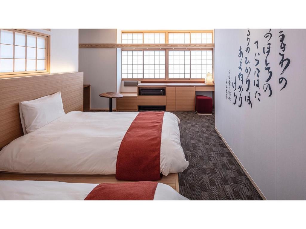 奈良Hotel Tenpyo Naramachi - Vacation STAY 59515v的配有一张床和一张书桌的酒店客房