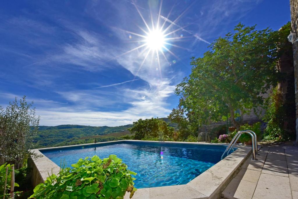 莫托文Villa Fragola的阳光灿烂的天空游泳池