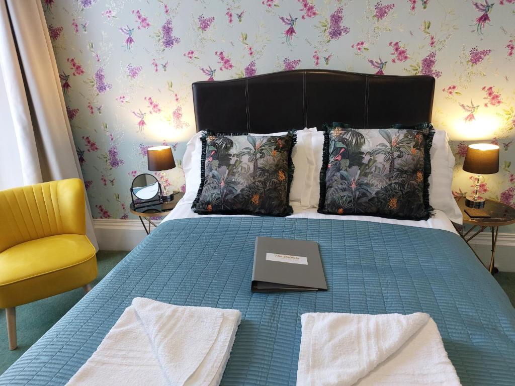 托基帕特里夏酒店的一间卧室配有一张床,上面有一本书
