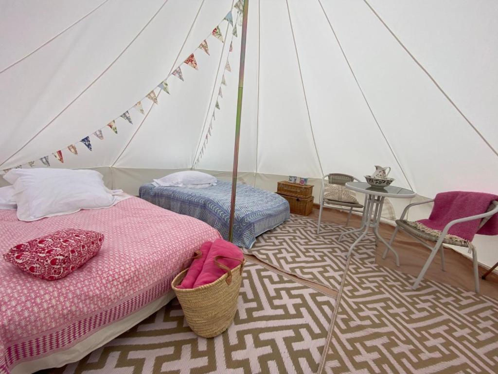 查尔顿Charlton End Bell Tent的一间卧室配有一张床和一个帐篷