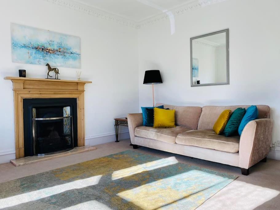 珀斯Lovely 2 bed specious flat with indoor fire place的带沙发和壁炉的客厅