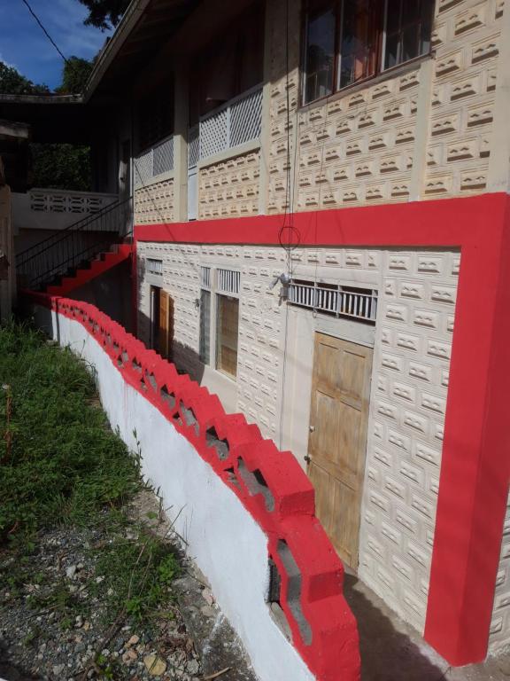 斯卡伯勒Cocoa Cabana的建筑的侧面是红色的
