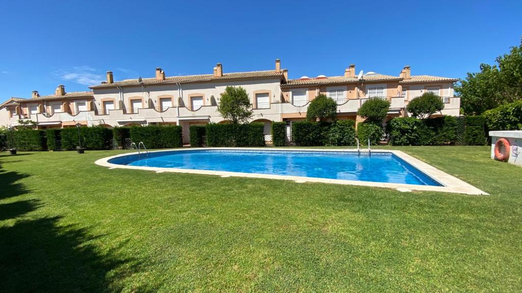 埃斯塔蒂特Mar Blau Estartit Rental的一座大建筑,在院子里设有游泳池