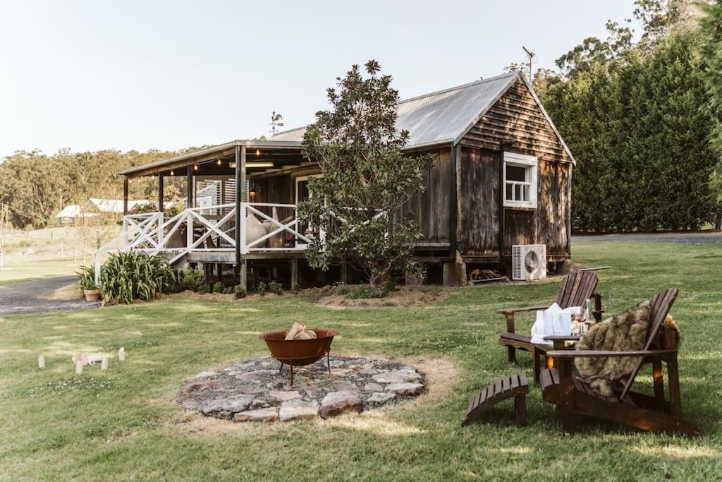 诺拉Picturesque Barn located on the Shoalhaven River的前面有火坑的房子