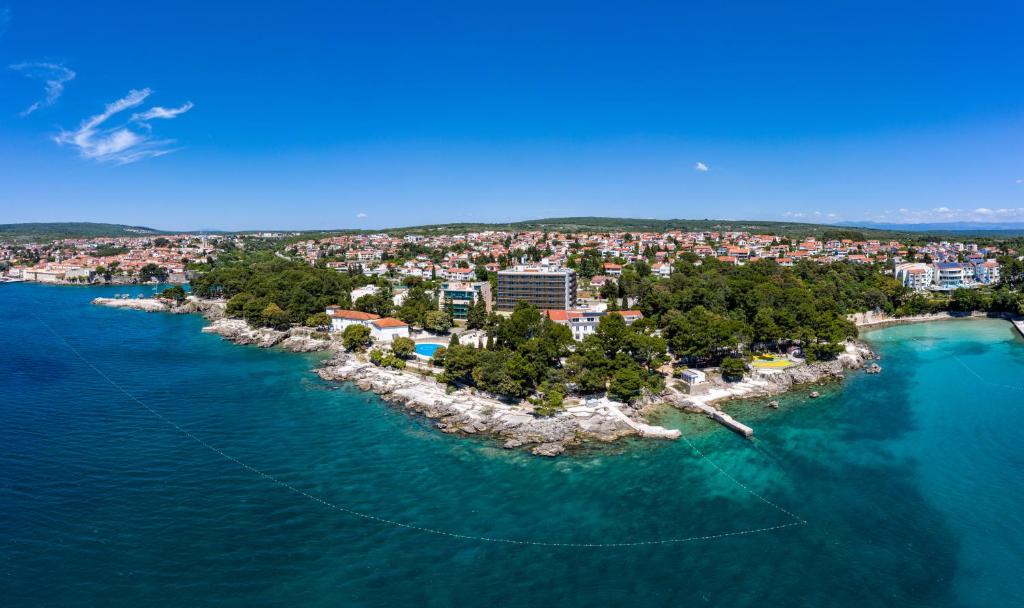 克尔克Villa Lovorka - Hotel Resort Dražica的水面上岛屿的空中景观