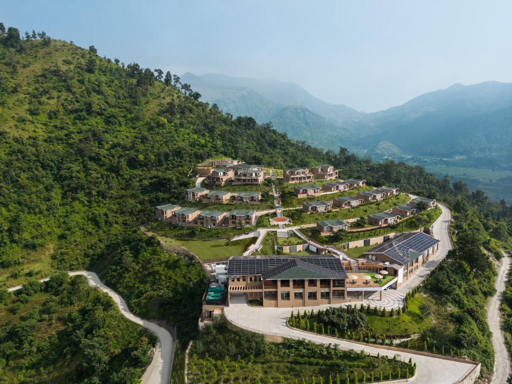 MarchulaWelcomhotel By ITC Hotels, Jim Corbett的高山上度假村的空中景观