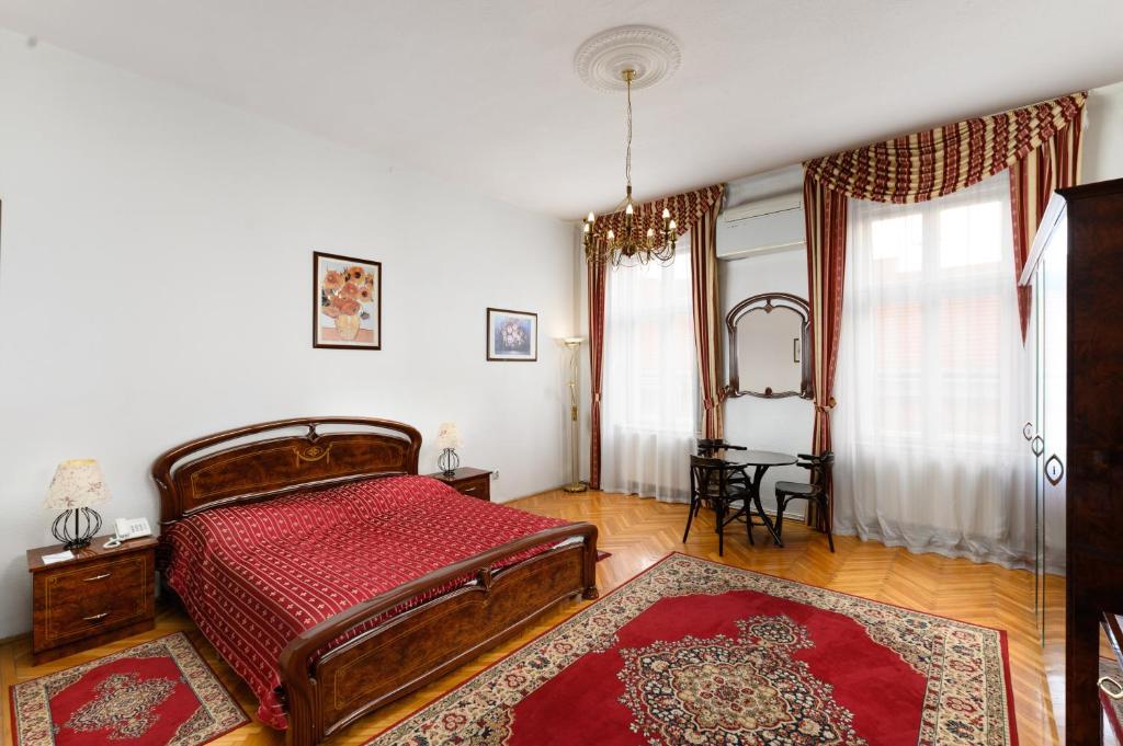 布达佩斯Kalvin House Budapest的一间卧室配有一张床和一张桌子