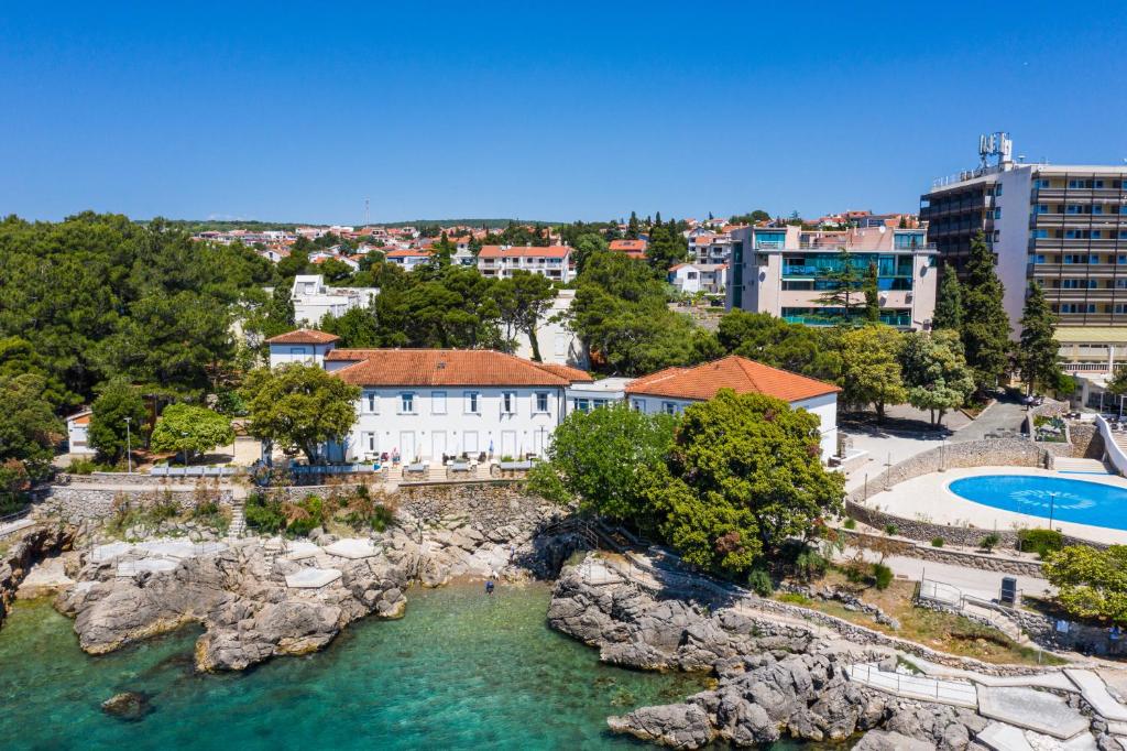 克尔克Villa Tamaris - Hotel Resort Dražica的水体旁建筑物的空中景观