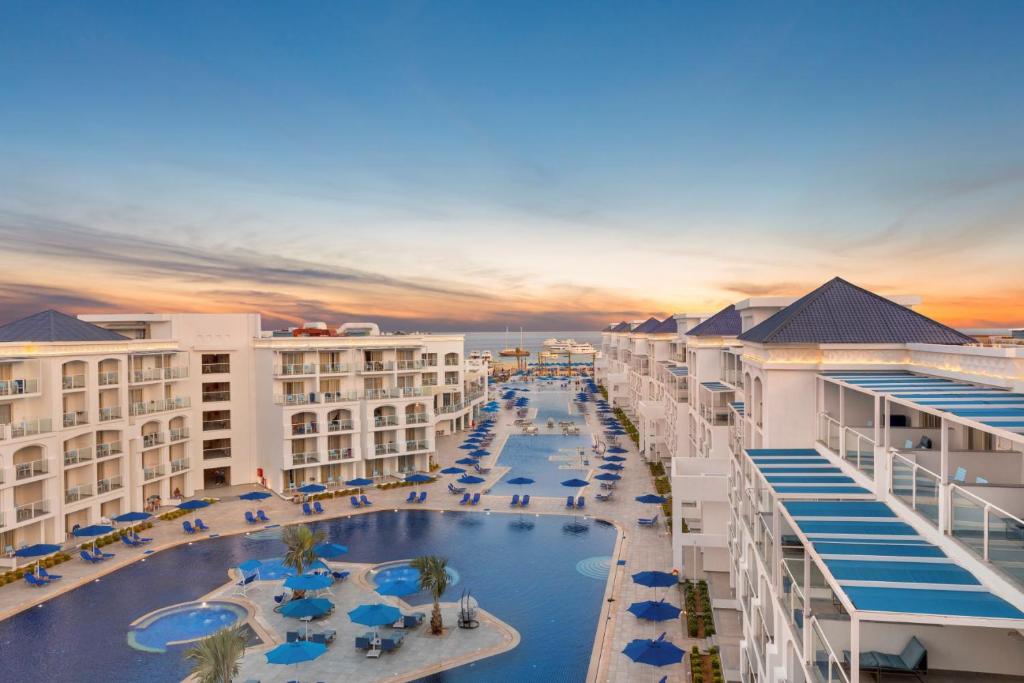 赫尔格达Pickalbatros Blu Spa Resort - Adults Friendly 16 Years Plus- Ultra All-Inclusive的享有度假村游泳池的空中景致