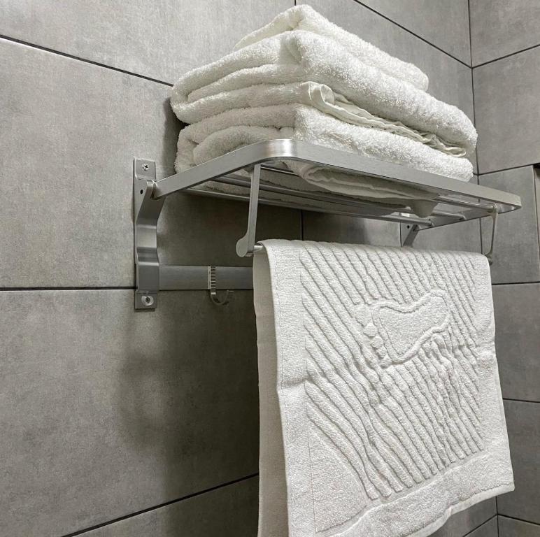 塔拉兹Sapphire hotels的浴室内带毛巾的毛巾架