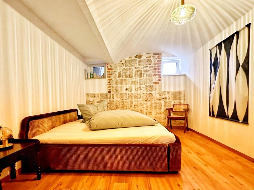 魏玛RÖSCH Apartment的一间卧室设有一张床和石墙