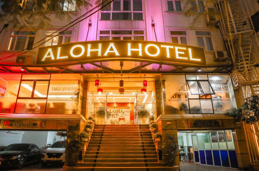 河内Aloha Hotel的带有读aloha酒店标志的酒店