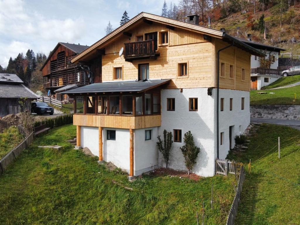 玛丽亚-卢高Ferienhaus "Schneider"的山坡上带木屋顶的房子