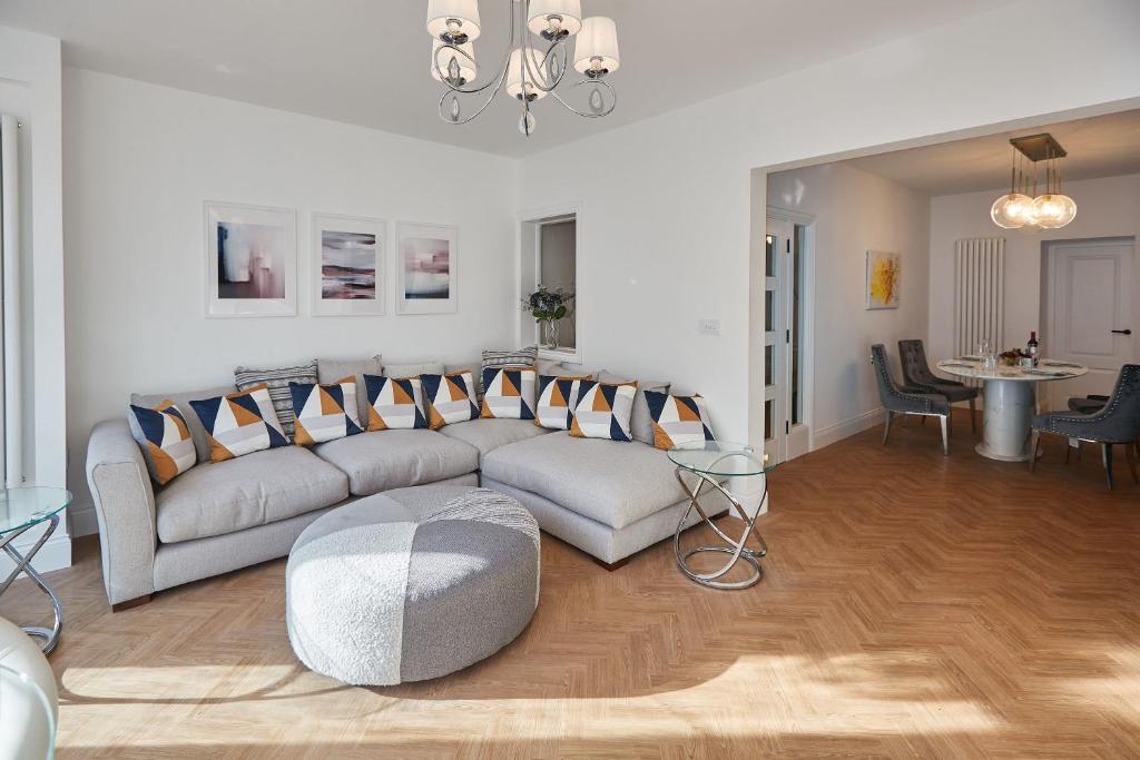 哈罗盖特Host & Stay - Oxford House的客厅配有沙发和桌子