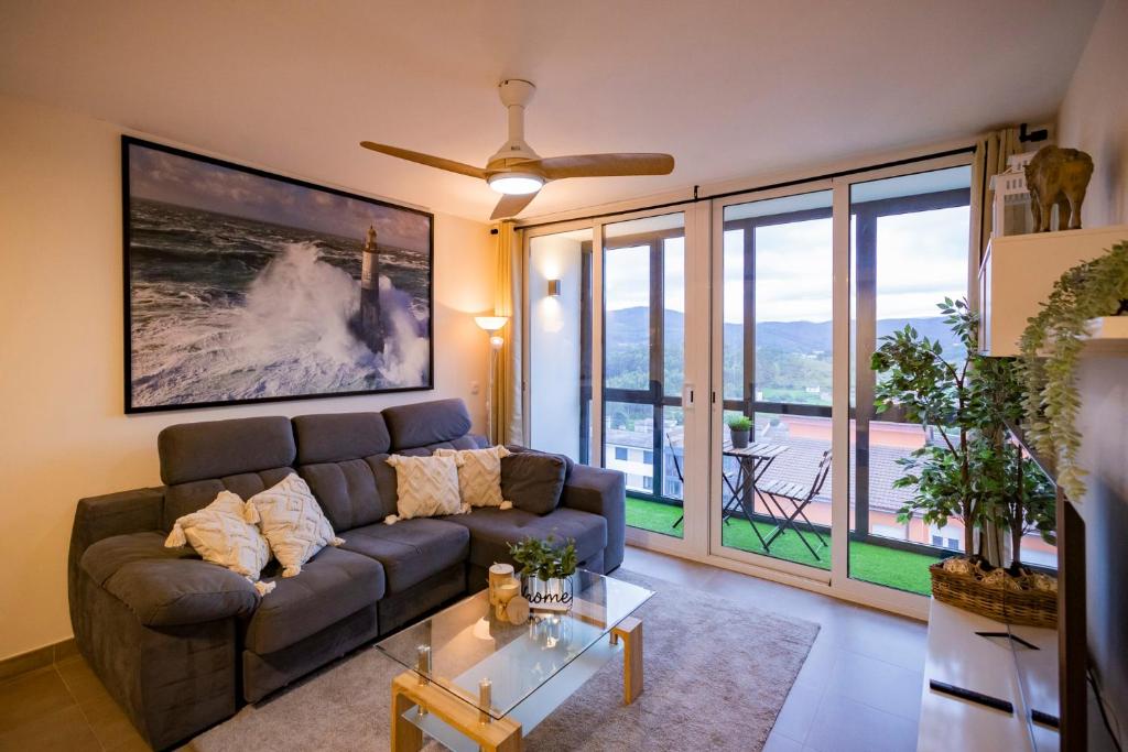 JoveArea Suites的带沙发和大窗户的客厅