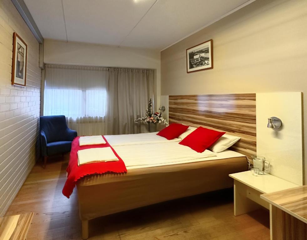 赫尔辛基Arkadia Hotel & Hostel的一间卧室配有一张大床和一张蓝色椅子