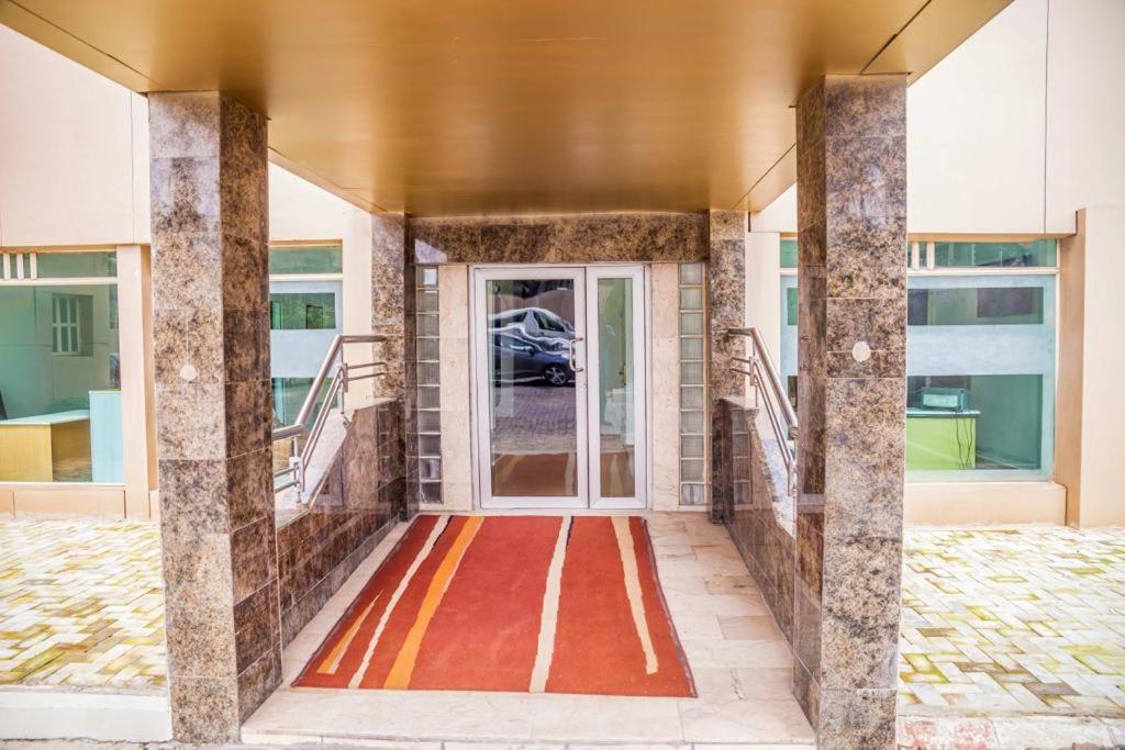 伊凯贾Hotel 61的红地毯房子的入口