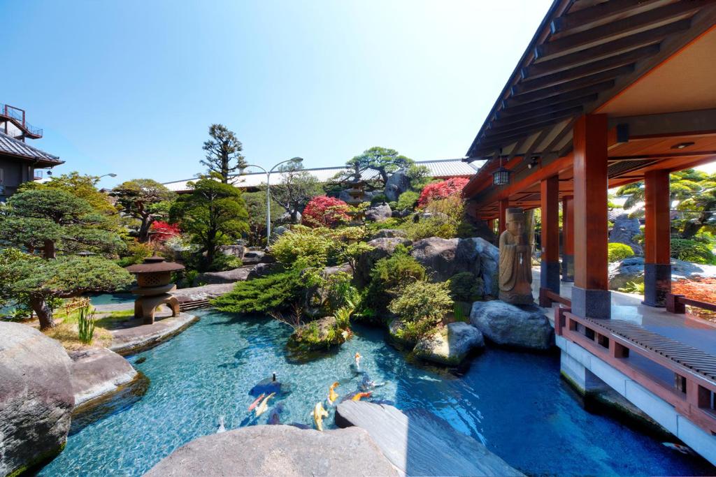 Beautiful Japanese Garden Kagetsu内部或周边的泳池