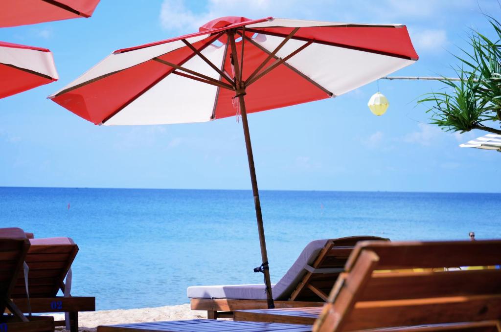 富国珊瑚湾度假酒店的海滩上一把红白遮阳伞