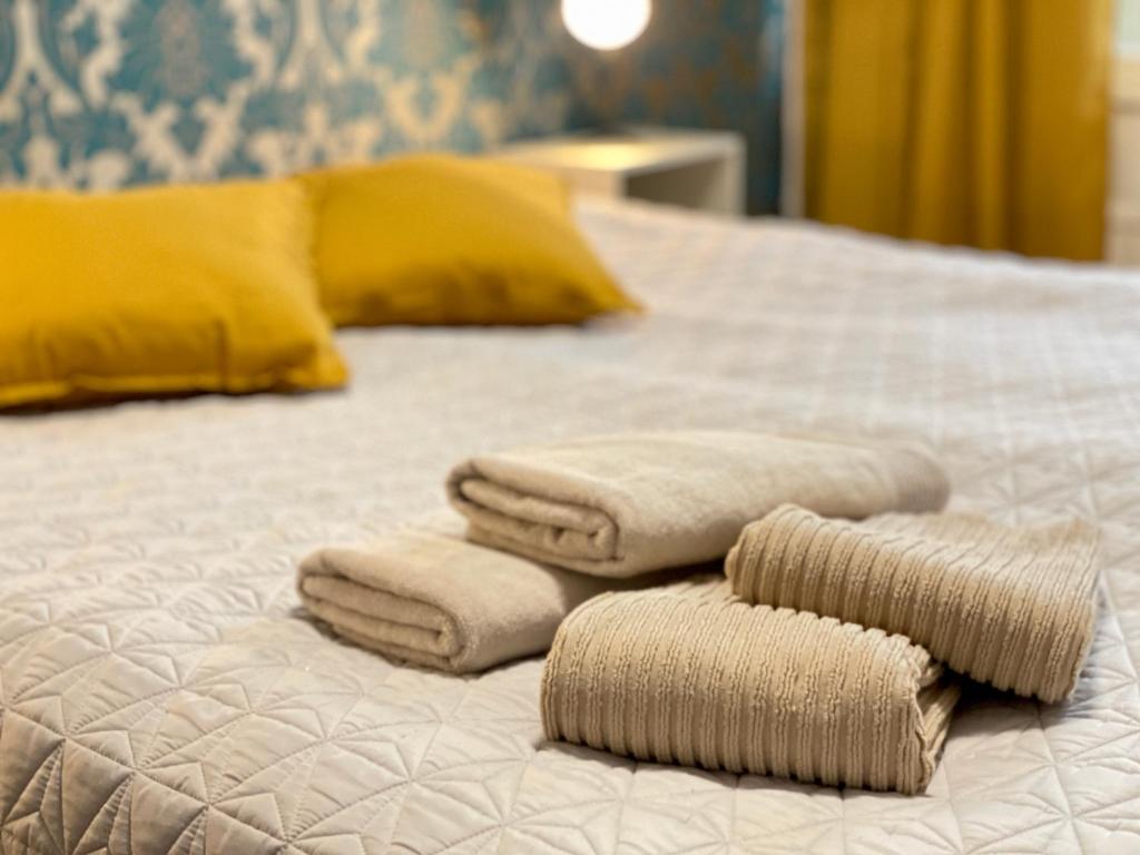 波尔沃Porvoon Kartanonpuisto的床上有三条毛巾
