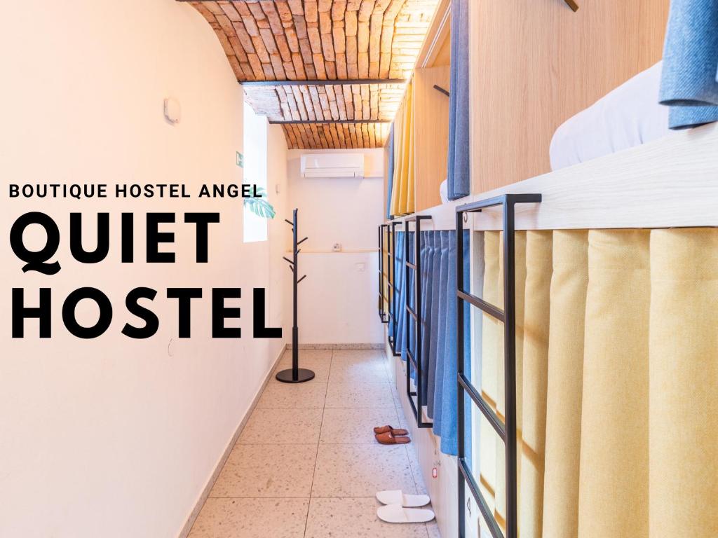 卢布尔雅那Boutique Hostel Angel的医院走廊,有安静的医院的标志