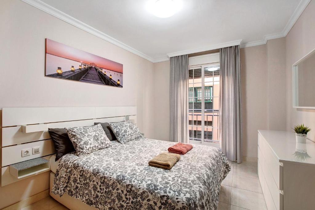 吉亚德伊索拉Apartamento Isla Bonita的白色的卧室设有床和窗户