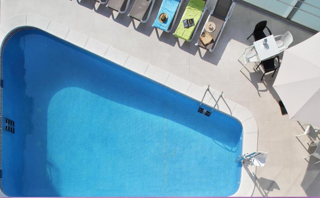 贝尼多姆巴西酒店的享有大型蓝色游泳池的顶部景致