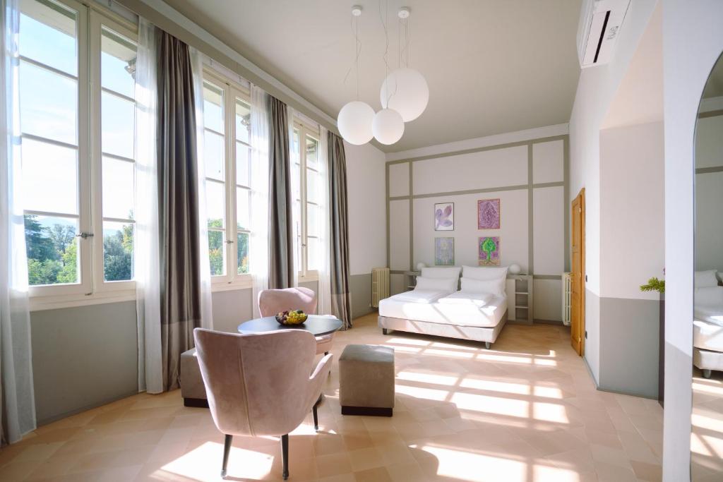 卢卡Palazzo Froussard B&B and Living的客厅配有沙发和桌子