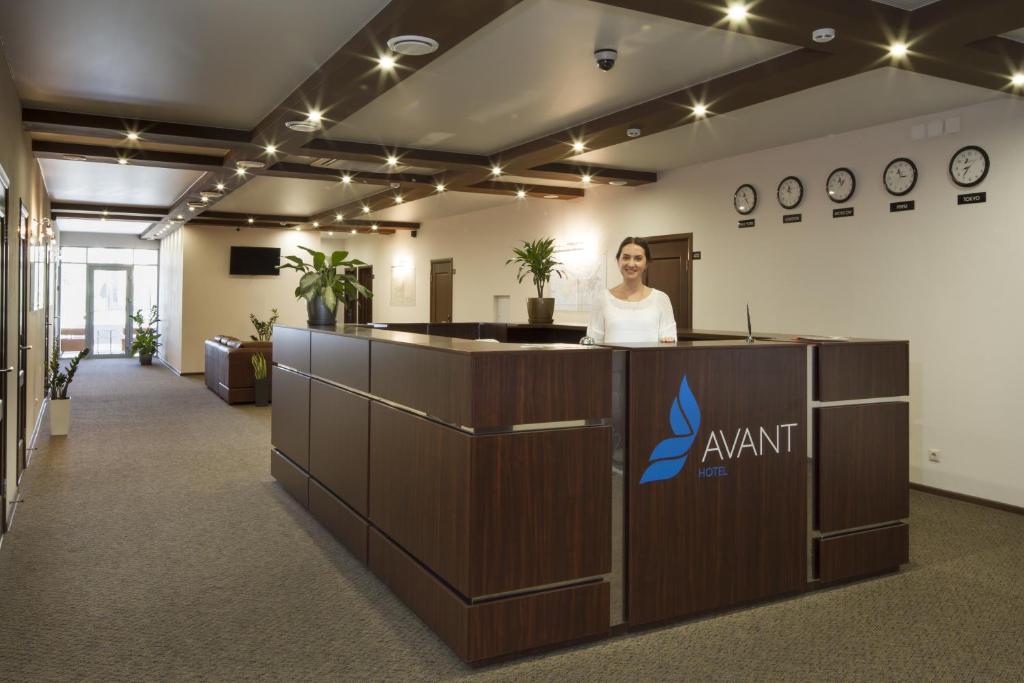 彼尔姆Hotel AVANT的办公室柜台的女职员