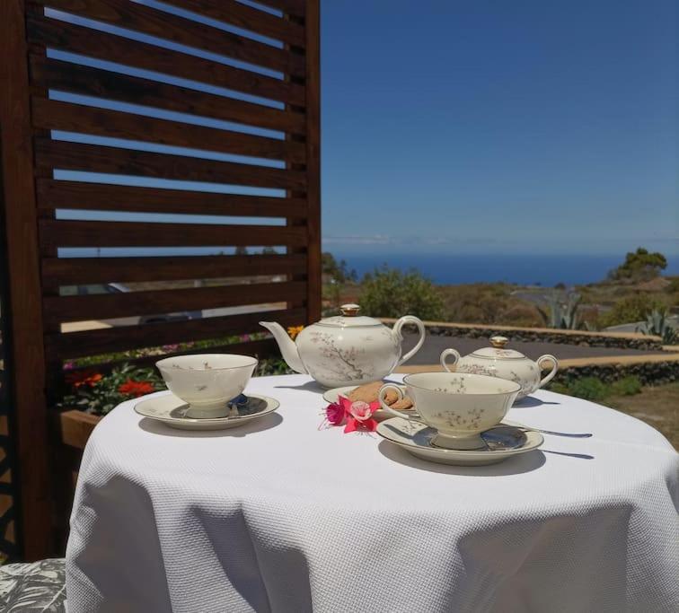 丰卡连特德拉帕尔马El Sueño: un lugar especial para sus vacaciones的桌子上放着两个茶杯