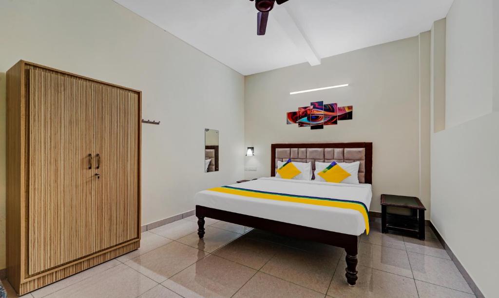 蓬蒂切里Itsy By Treebo - Green Villaa 2 Km From Pondicherry Railway Station的一间卧室配有一张大床和一个大衣柜