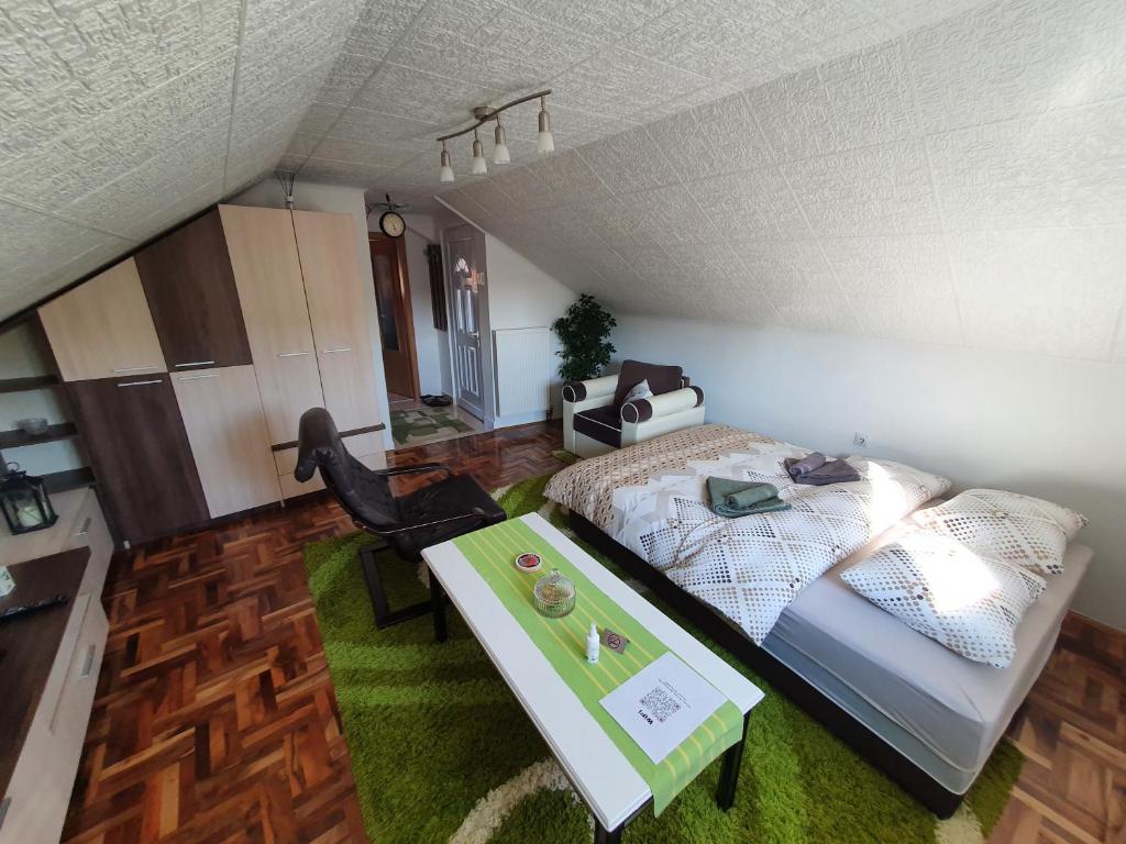 尼什Fortress apartments Niš的一间卧室配有一张床和一张桌子