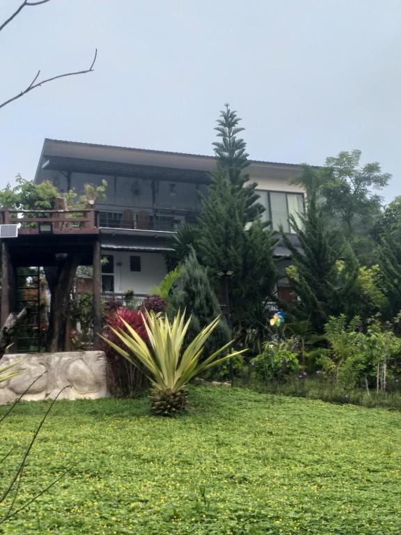 Ban Huai PhaiThe Ozone station的前面有花园的房子