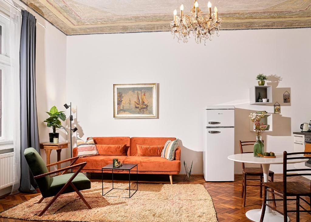 格拉茨Stilvolles Apartment in zentraler Lage的客厅配有沙发和桌子