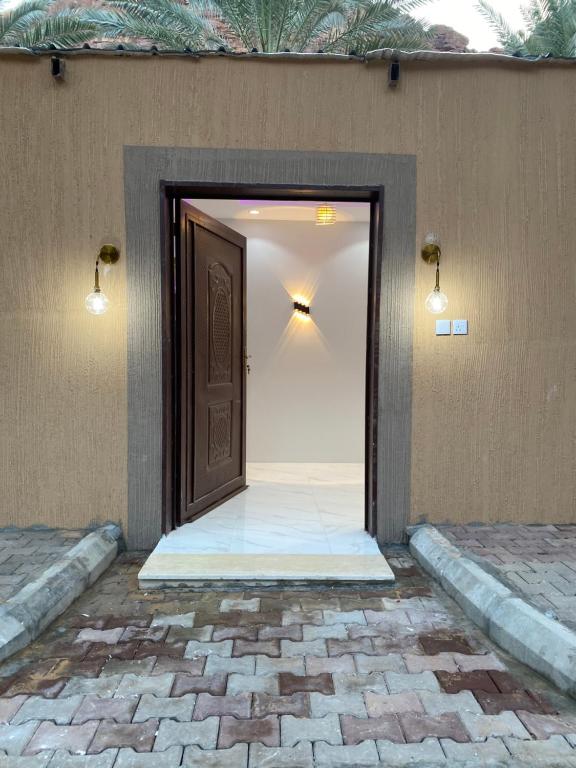 欧拉شاليه الجبل الاحمر 3的一道门通向一间砖地板和灯的房间