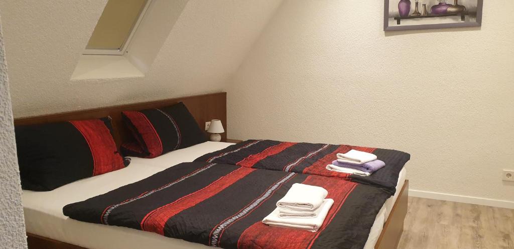 内托芬Hotel Stella的一间卧室配有带毛巾的床