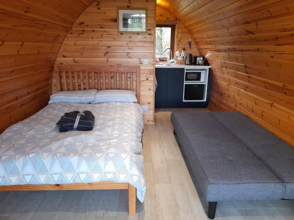 基利赫维林Glamping Pod Thady Killynick County Fermanagh的小木屋内一间卧室,配有一张床