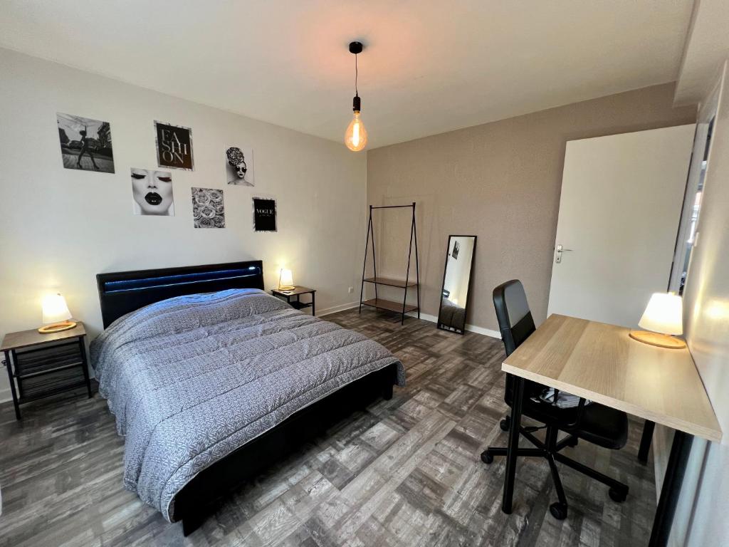 克莱蒙费朗F3 Centre- Ville Lafayette avec garage的一间卧室配有一张床和一张带两盏灯的书桌。
