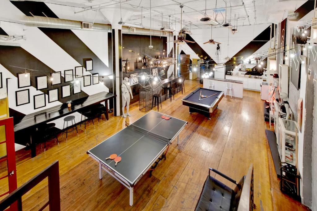 洛杉矶St. Vincent Lofts的乒乓球室,配有2张乒乓球桌