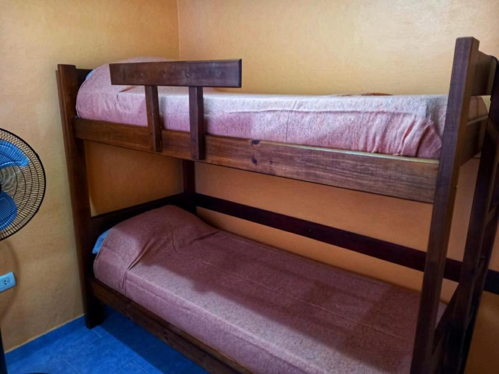 费德拉西翁Pucará的配有2张双层床的小型客房
