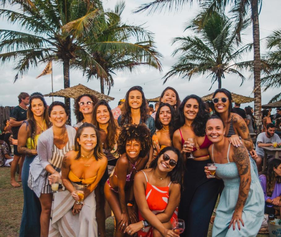 卡拉伊瓦Caramuru Hostel Caraíva的一群在海滩上拍照的妇女