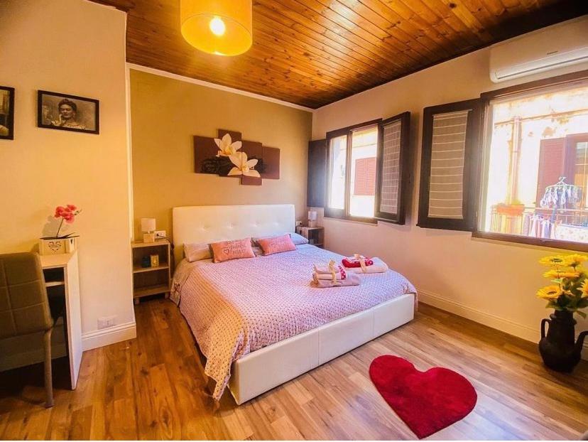 伊格莱西亚斯FRIDA GUEST HOUSE的一间卧室配有一张床和红色的心脏地毯