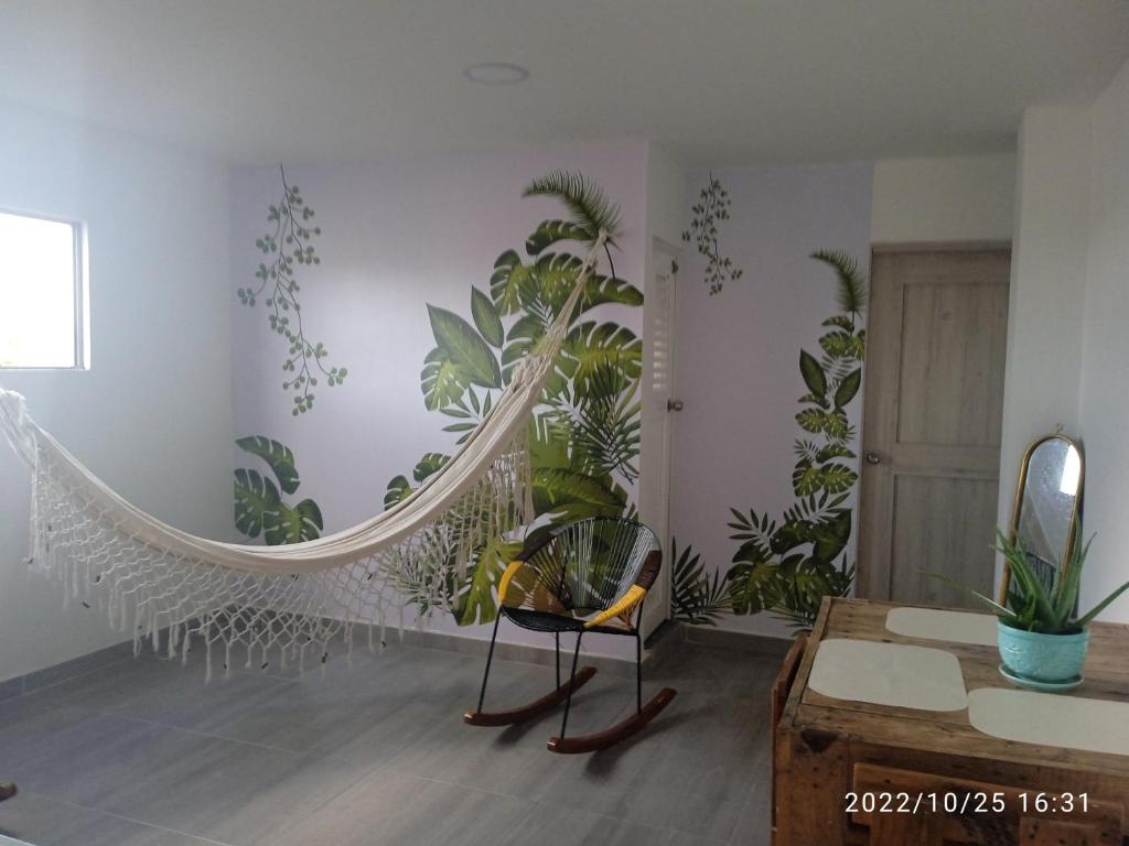 卡塔赫纳Apartamento Cómodo y encantador en cartagena的墙上有植物的客厅