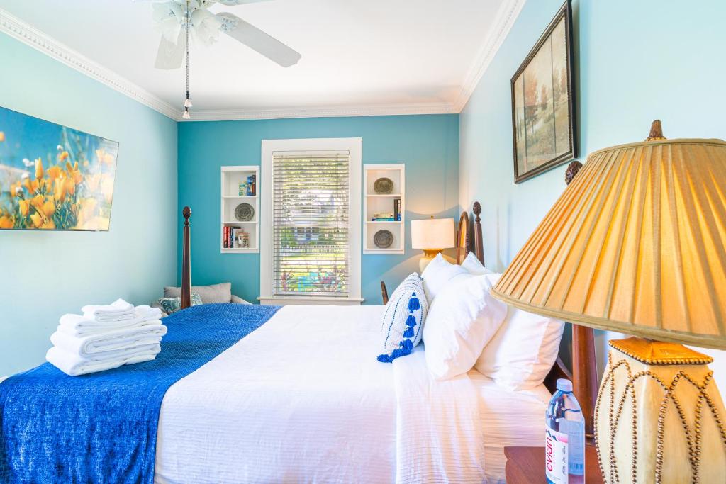 芒特多拉The Estate at Mt Dora的一间卧室配有一张带蓝色墙壁和灯的床