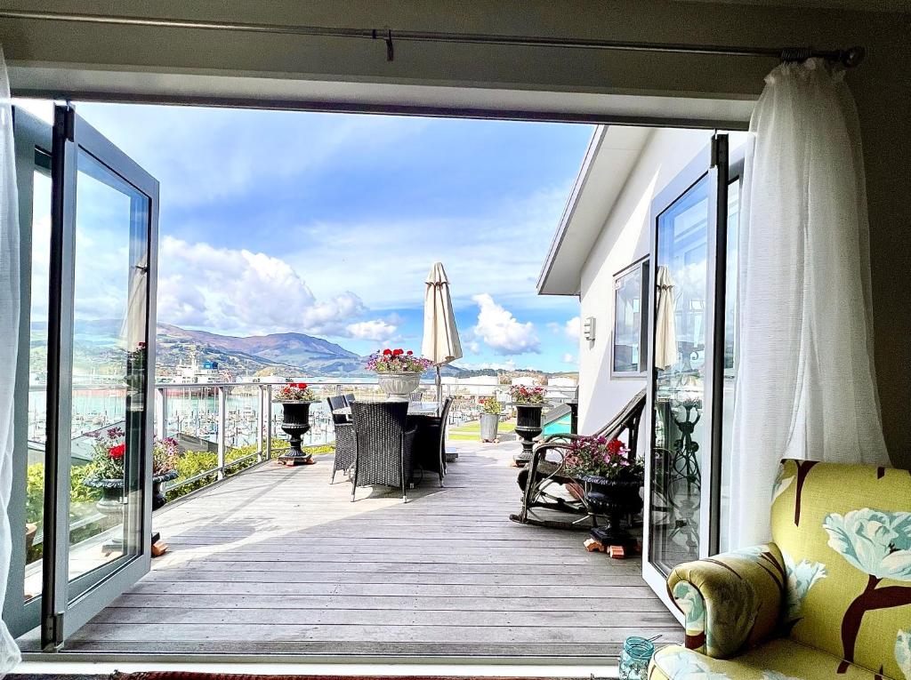  LytteltonSea views in luxury at LYTTELTON BOATIQUE HOUSE - 14 km from Christchurch的市景大阳台