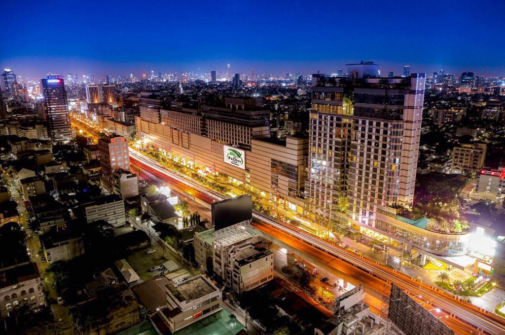 曼谷曼谷市集酒店的夜间有交通的城市
